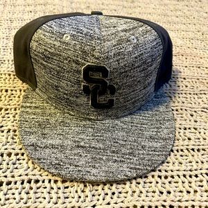 NEVER WORN USC SNAPBACK HAT